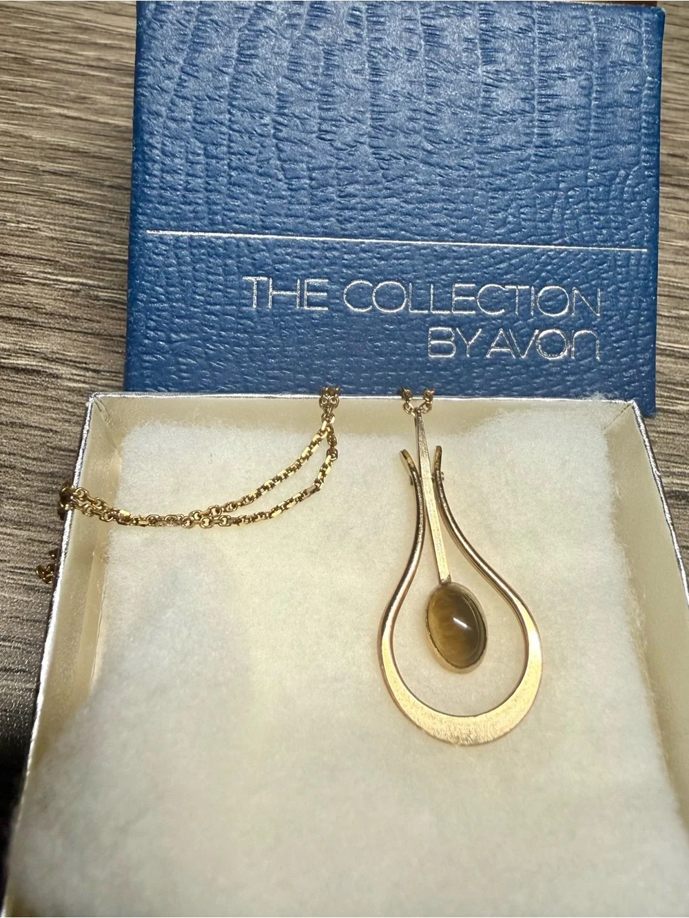Vintage Avon Gold Teardrop Pendant Necklace with Brown Cabochon c.1978